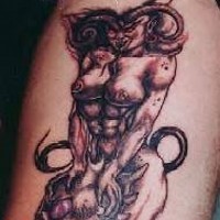 Le tatouage de femme démon sur un os de dragon