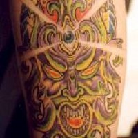 tatuaje colorido de demonio místico
