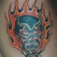 demone rosso in fiamme tatuaggio