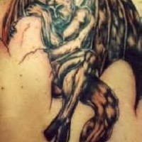 tatuaje en negro de demonio con alas