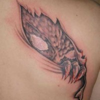tatuaje 3D en el hombro de demonio mirando