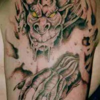 tatuaje de demonio desde la piel rasgada