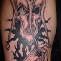 tatuaje en tinta negra de demonio bufón