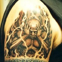 demone in disperazione tatuaggio sulla spalla