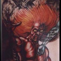 Le tatouage épique de démon à cheveux rouge sur le dos
