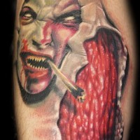 Tatuaje del demonio fumando y carne bajo la piel cortada