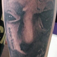 Tattoo von schwarzem, fürchterlichem Dämonkopf am Unterarm