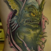 Tatuaje del demonio verde bajo la piel cortada