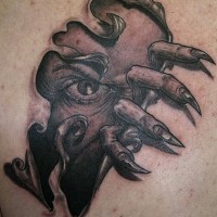 Fría mirada del demonio por la piel cortada tatuaje en tinta negra