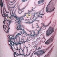 tatuaje de demonio sangriento en la piel rasgada