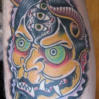 Tattoo mit buntem Gesicht des Dämons