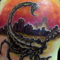 Tatuaje del escorpio al fondo del paisaje desierto