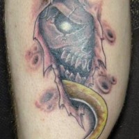 Tatuaje del diablo con la serpiente bajo la piel cortada