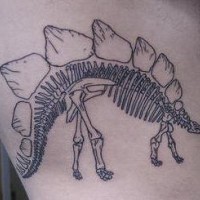 El tatuaje lineado de un esqueleto de un estegosaurio en color negro