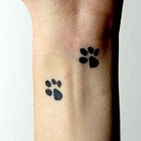 tatuaje en la muñeca de huellas de cachorro