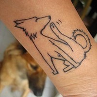 Minimalistischer weißer Hund Tattoo