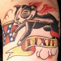 Le tatouage de bulldog français Dixie avec un drapeau de confédération