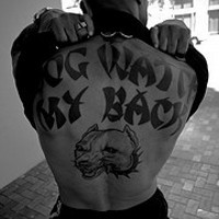 Hund beobachten meinem Rücken schwarze Tinte Tattoo