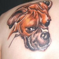 tatuaje en el hombro de colorido perro boxer