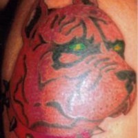 rosso pit bull terrier con collare a spillo tatuaggio