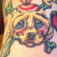 Schuldiger Blick des Hündchens mit Knochen Tattoo