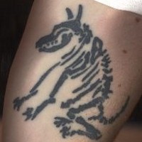 tatuaje de esqueleto de perro