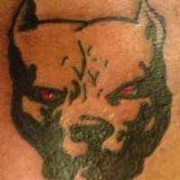 tatuaje de símbolo de pitbull con ojos rojos