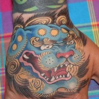 tatuaje en la mano de la cabeza de chau-chau en estilo chino