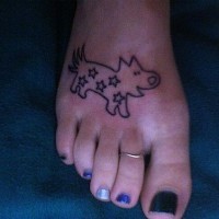 Hündchen in Sternen Tattoo am Fuß
