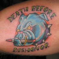 Le tatouage de chien militaire coloré avec une inscription Death before dishonor
