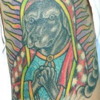 El tatuaje conmemorativo con un perro coronado y el nombre