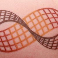 tatuaje de  tira roja del Moebius