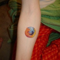 Firefox logo sul braccio tatuaggio