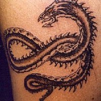 Tatuaje negro de un dragón serpiente