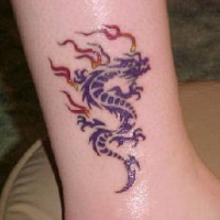 drago tribale viola in fiamme tatuaggio