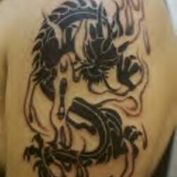 drago con fiamma inchiostro nero tatuaggio