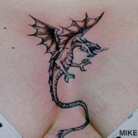 tatuaje en tinta negra en el pecho de dragoleón