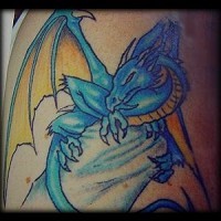Blauer Hydra-Drache auf Stein Tattoo