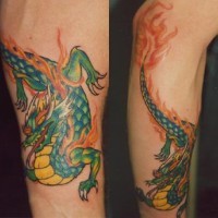 tatuaje de dragón verde colérico en fuego