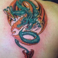 tatuaje colorido de serpiente rugiendo y volando