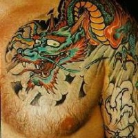 tatuaje colorido de dragón en estilo Yakura