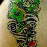 tatuaje de dragón verde en estilo chino