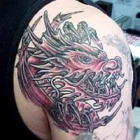 Le tatouage de la tête de dragon vert en coller
