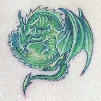 tatuaje verde de dagón volando