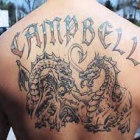tatuaje en toda la espalda de dragones Campbell