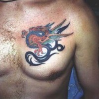 Tatuaje en pecho de dragón  a color