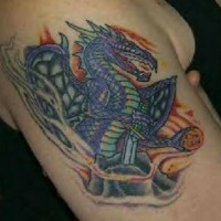 Tatuaje de dragón de siglo medio con espada
