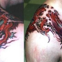 drago cinese rosso tatuaggio sulla spalla