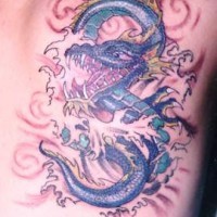 Tatuaje a color de dragón con la boca abierta en el mar