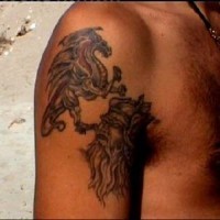 Tatuaje de un dragón volando y una cabeza